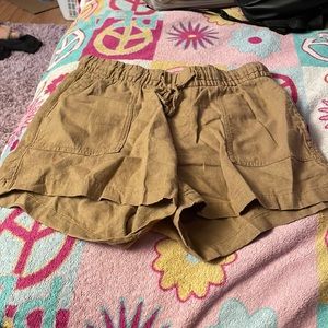 •elastic waist shorts•